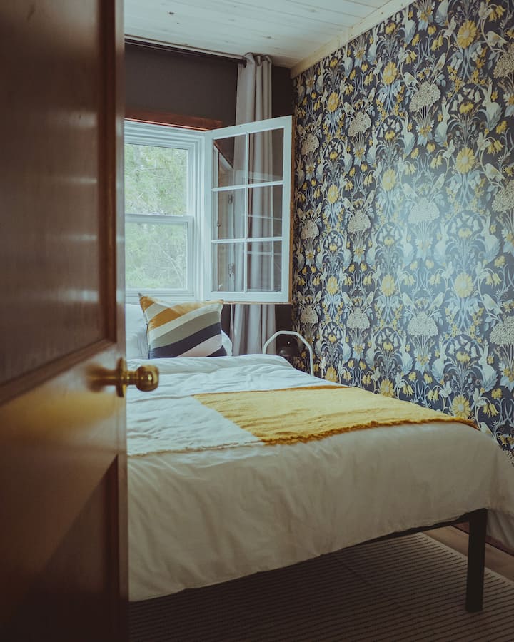 CHUMBA CHA 5 CHA KULALA: Ghorofa ya 2, chumba cha kulala cha malkia kilicho na kabati la mapambo ya kale na feni ya dari inayodhibitiwa kwa mbali.