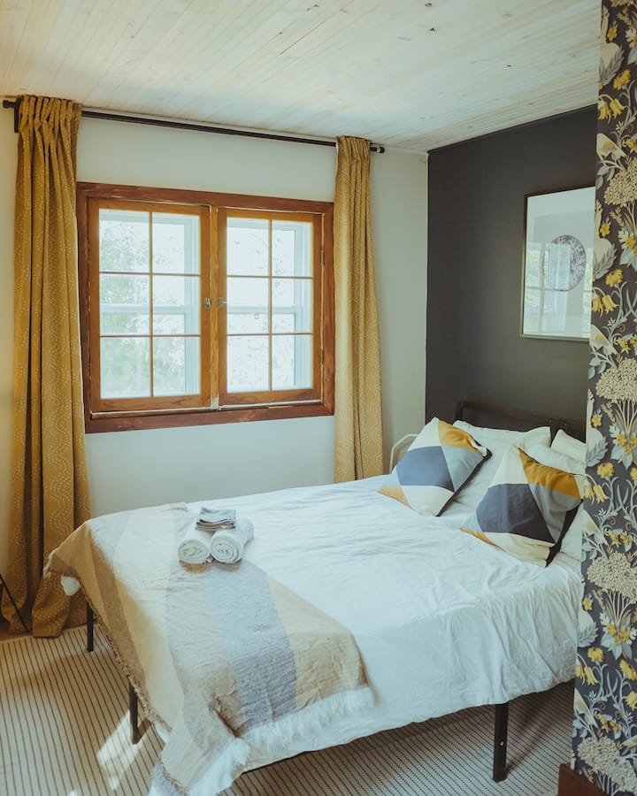 CHUMBA CHA 3 CHA KULALA: Ghorofa ya 2, chumba cha kulala cha malkia chenye feni ya ziada ya kitanda cha mchana na dari inayodhibitiwa kwa mbali.