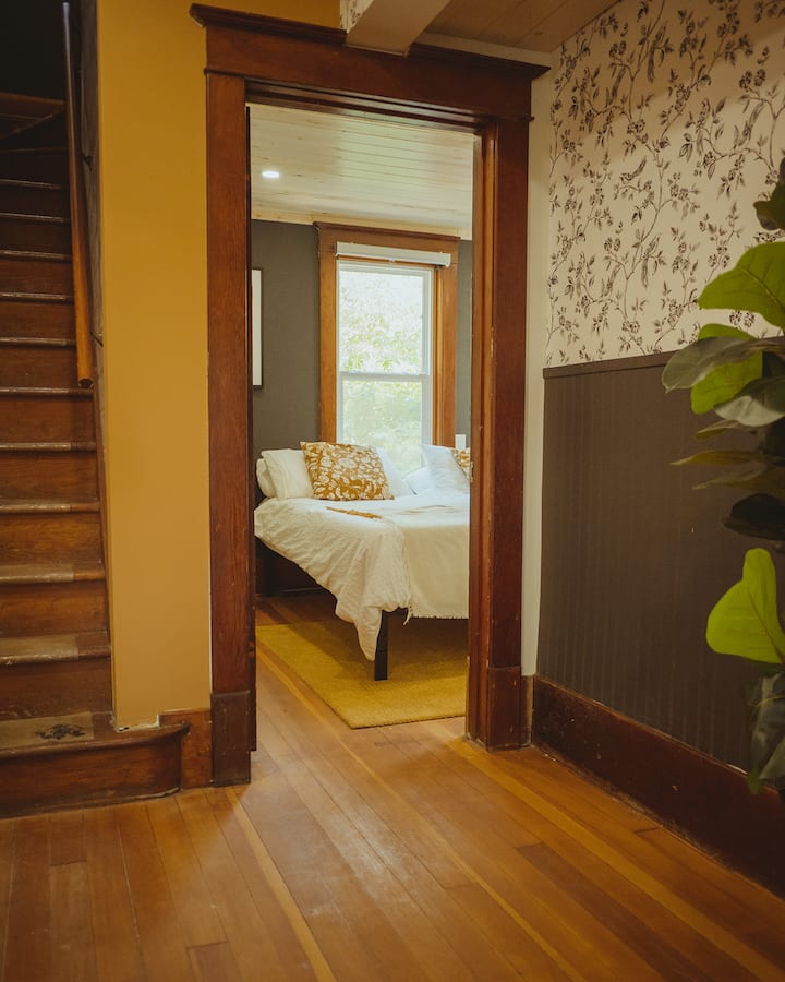 CHUMBA CHA KWANZA CHA KULALA: Chumba kikuu cha kulala chenye kitanda cha kifalme na bafu lenye vipande 3.