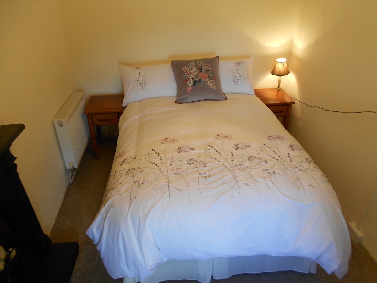 Dhoma e gjumit 1 - në katin e poshtëm, krevat dopio i vogël.  