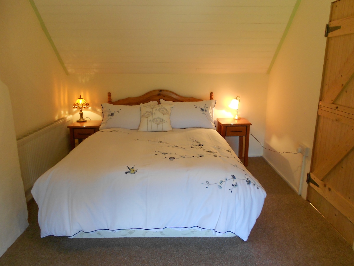 Dhoma e gjumit 3 - lart, 1 krevat dopio.  