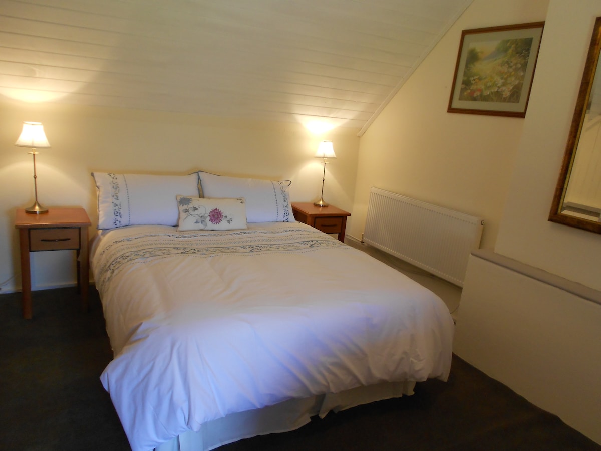 Dhoma e gjumit 2 - lart, 1 krevat dopio.  