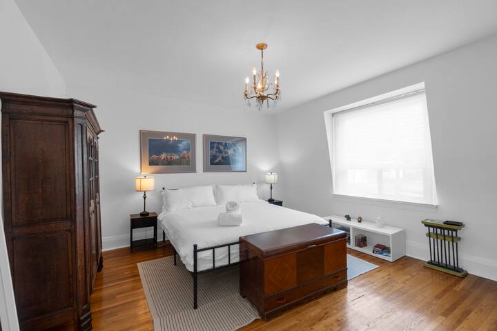 Rare 3BR – Heart of Downtown – King Beds + Patio gallery image 3