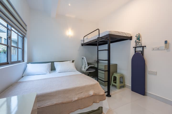 سرير كبير + سرير بطابقين فردي 