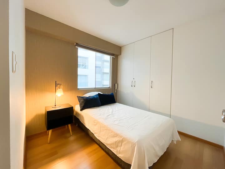 בחדר 1 יש מיטת 1.5 מושבים, ממוקם בקומה הראשונה של הדירה ויש חדר רחצה ושירותים מחוץ לחדר