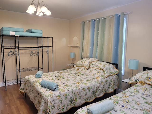 Forest Hills home up to 9 people