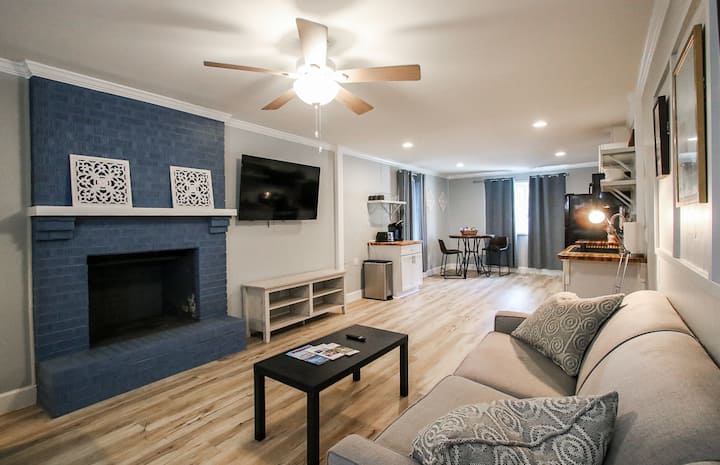 Darling Duplex | Sweet Street-side Stay - Savannah