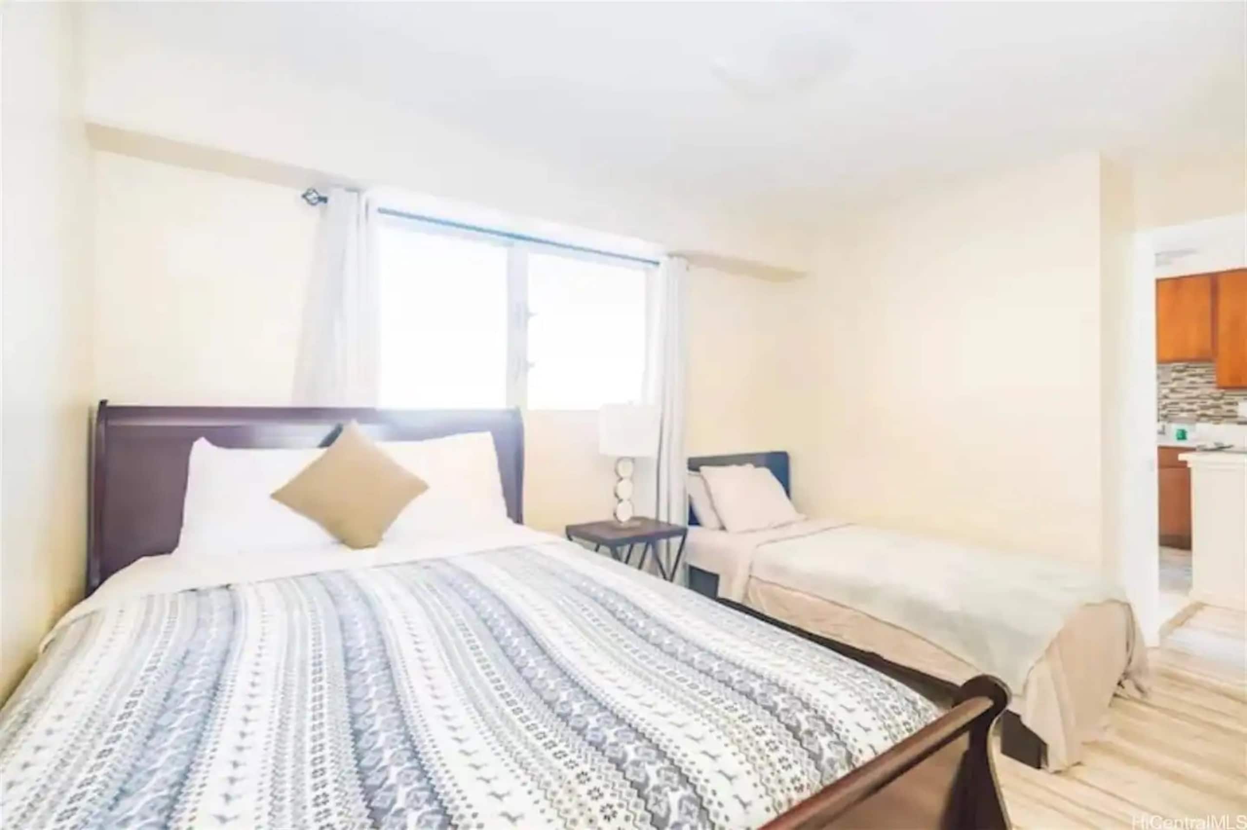 NEW RENO 2 apts fit 12! 2 car parking, pool & more - Image 15