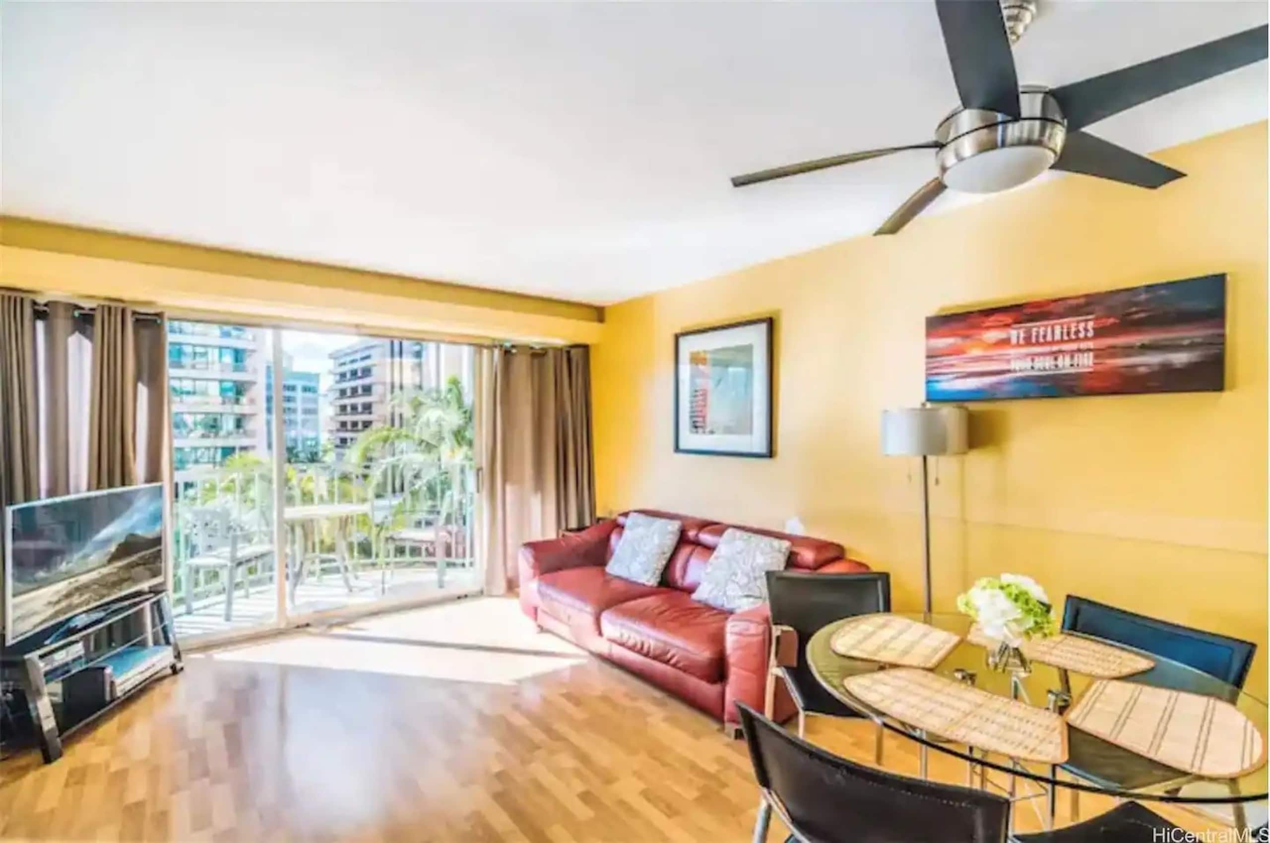 NEW RENO 2 apts fit 12! 2 car parking, pool & more - Image 4