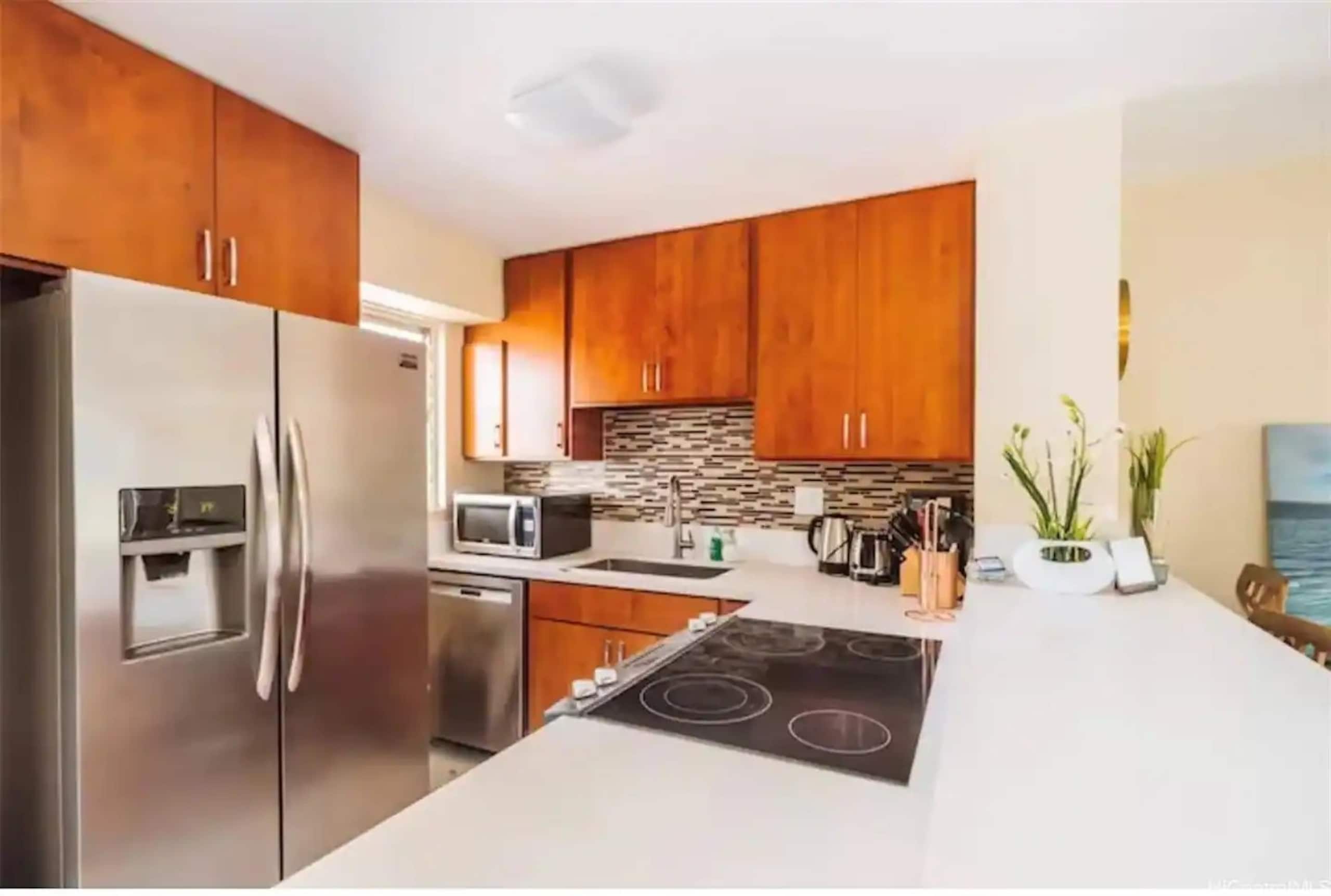 NEW RENO 2 apts fit 12! 2 car parking, pool & more - Image 8