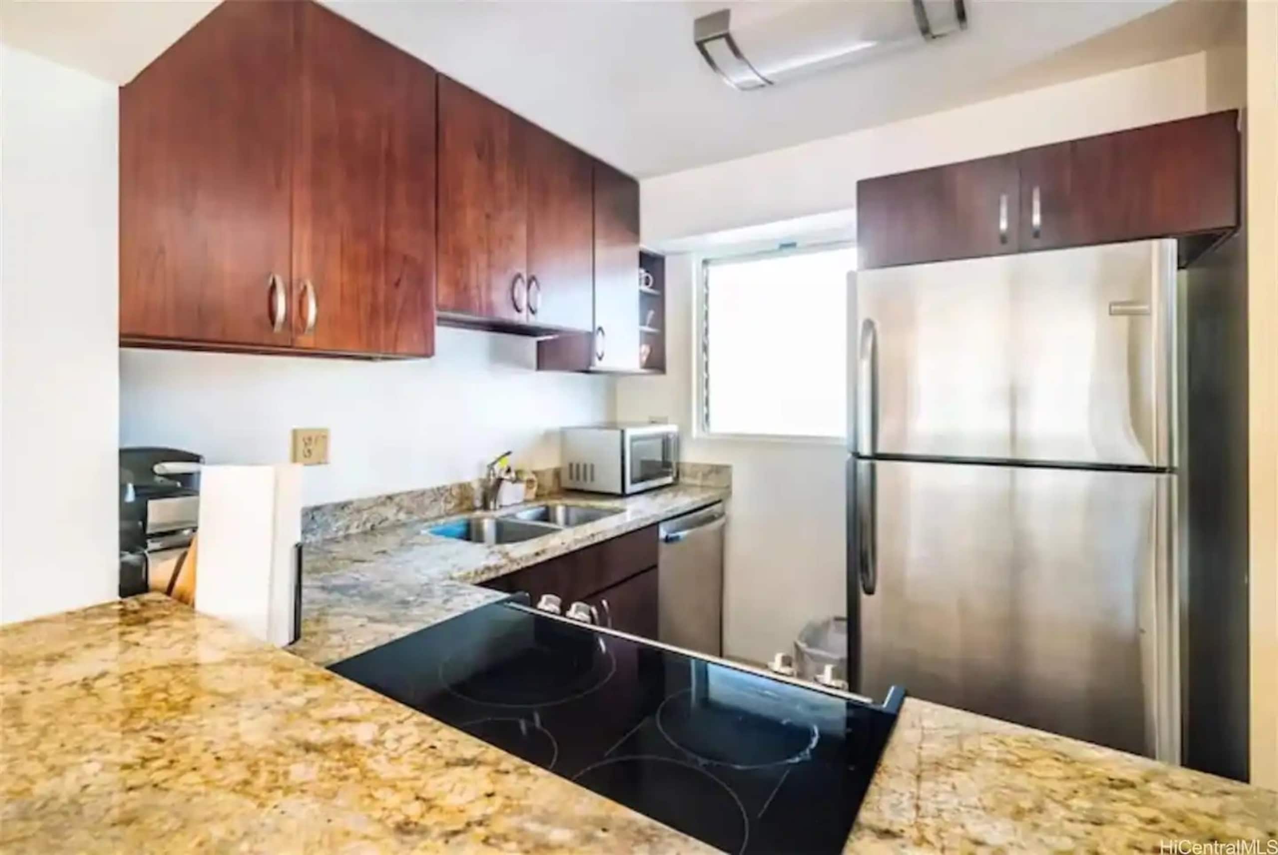 NEW RENO 2 apts fit 12! 2 car parking, pool & more - Image 9