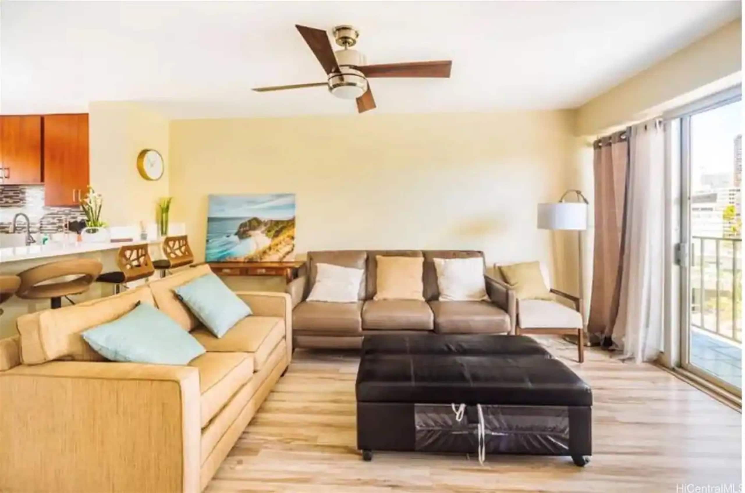 NEW RENO 2 apts fit 12! 2 car parking, pool & more - Image 2