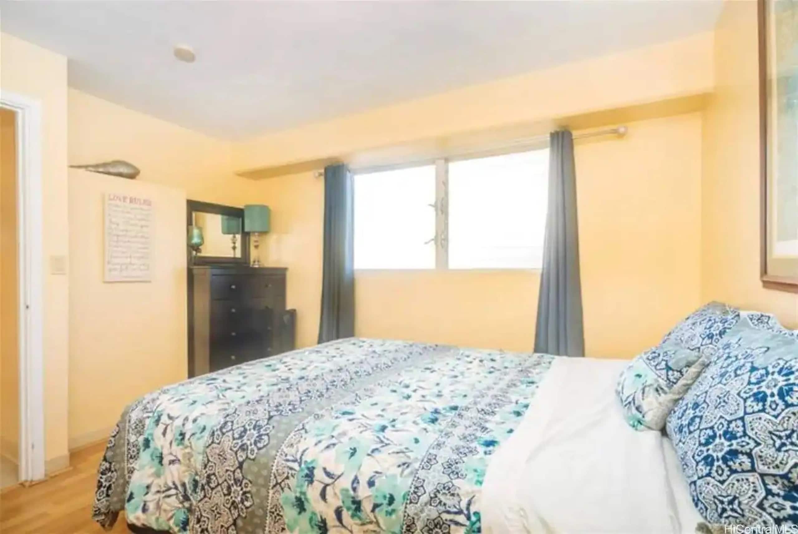 NEW RENO 2 apts fit 12! 2 car parking, pool & more - Image 18