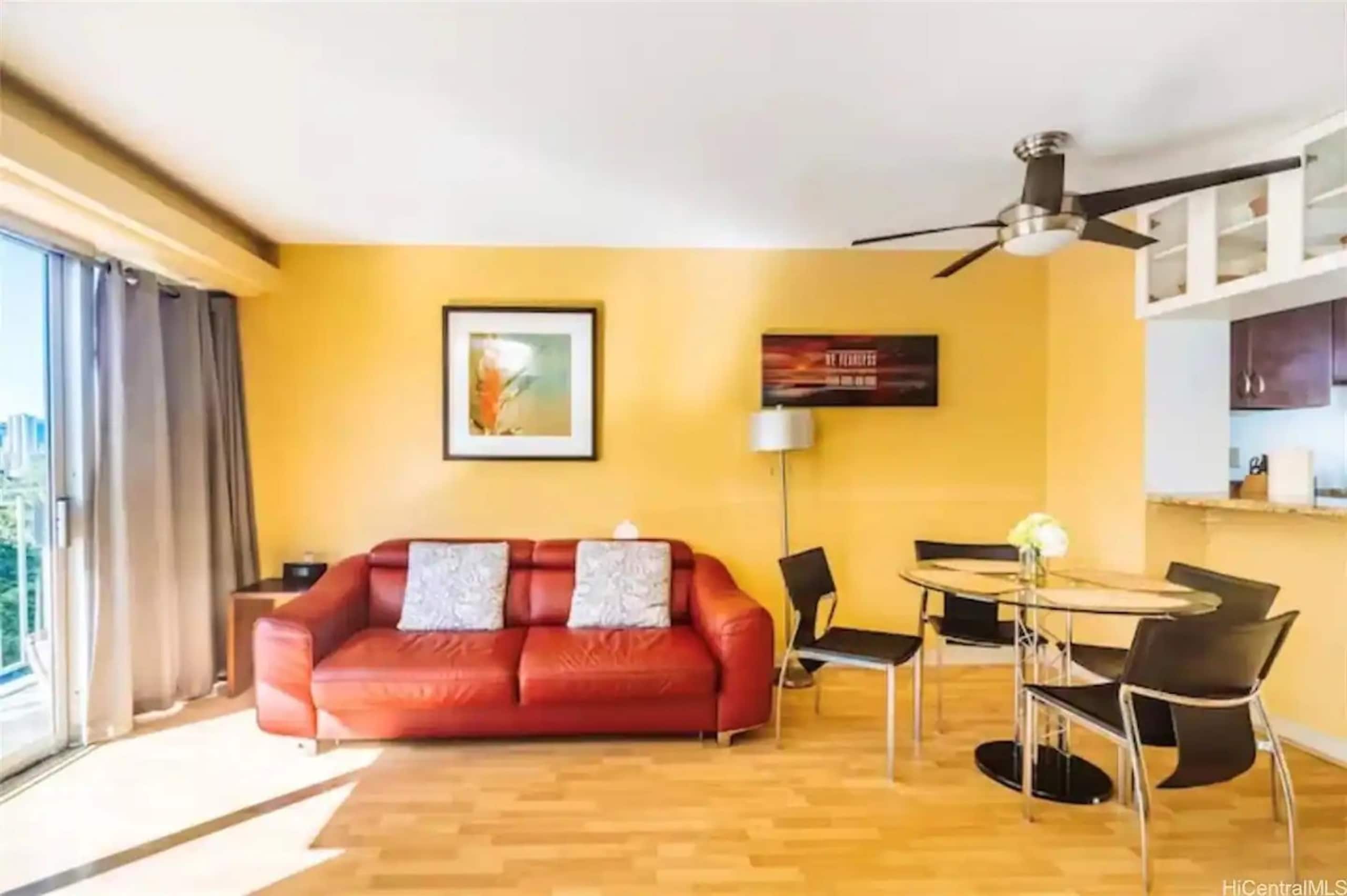 NEW RENO 2 apts fit 12! 2 car parking, pool & more - Image 5