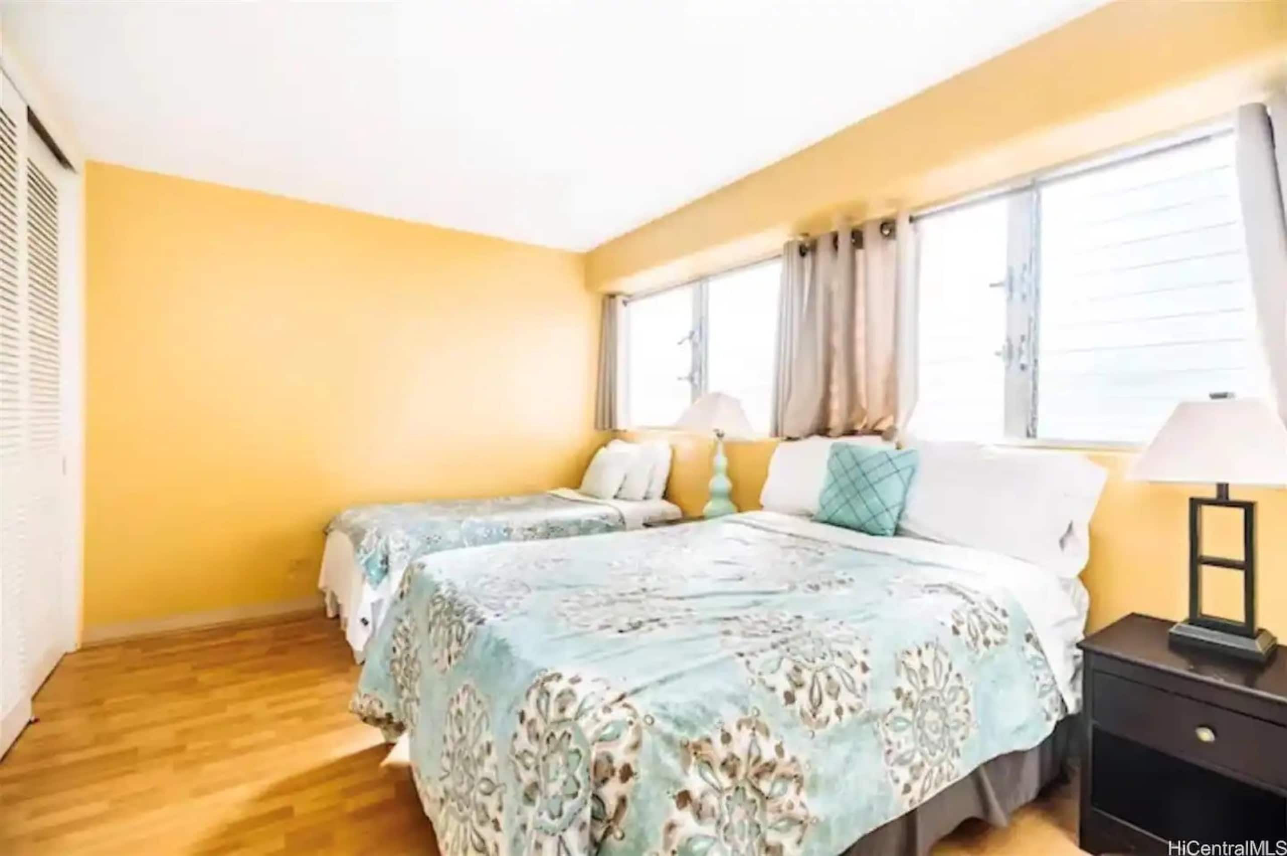 NEW RENO 2 apts fit 12! 2 car parking, pool & more - Image 19