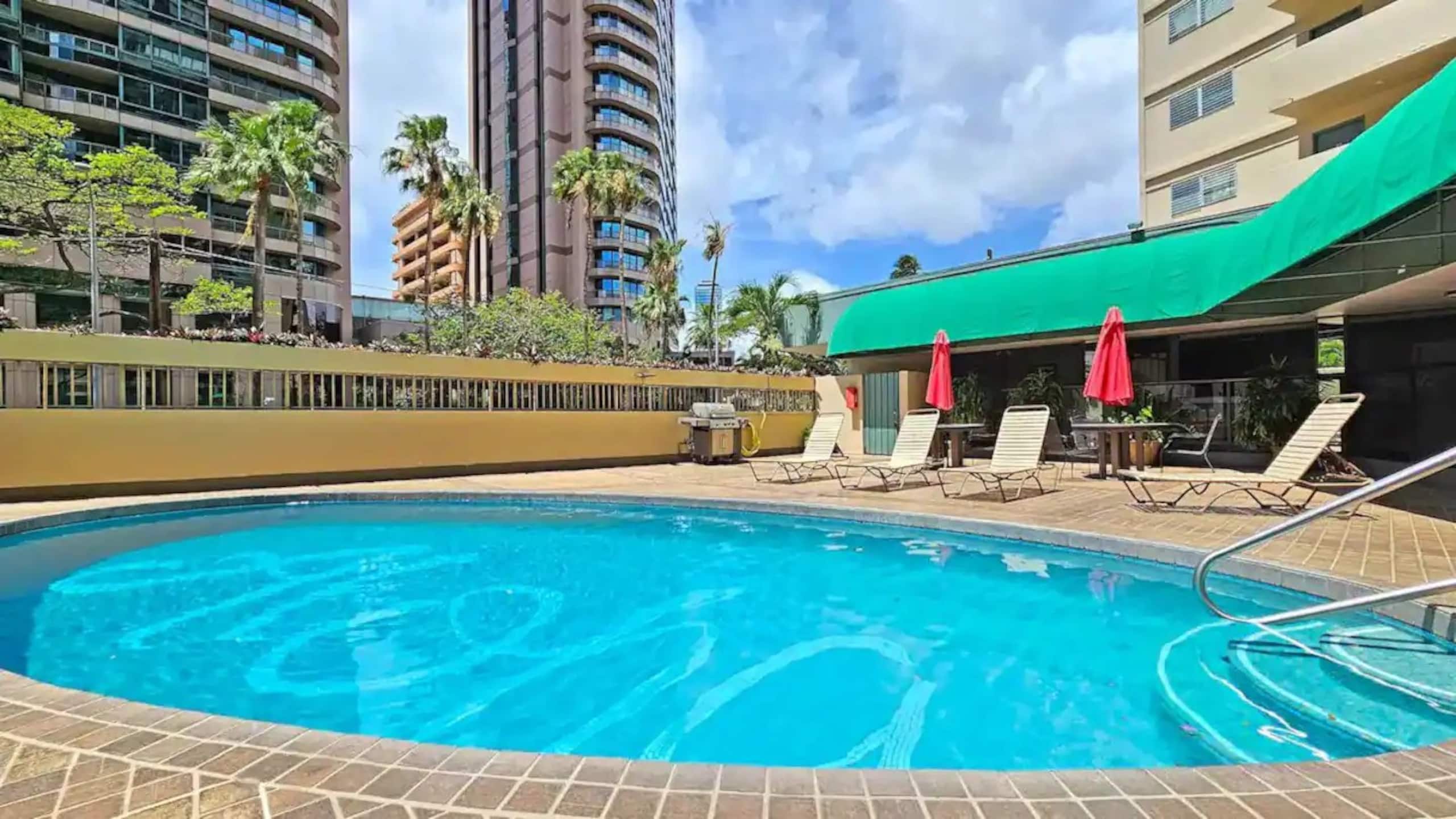 NEW RENO 2 apts fit 12! 2 car parking, pool & more - Image 25
