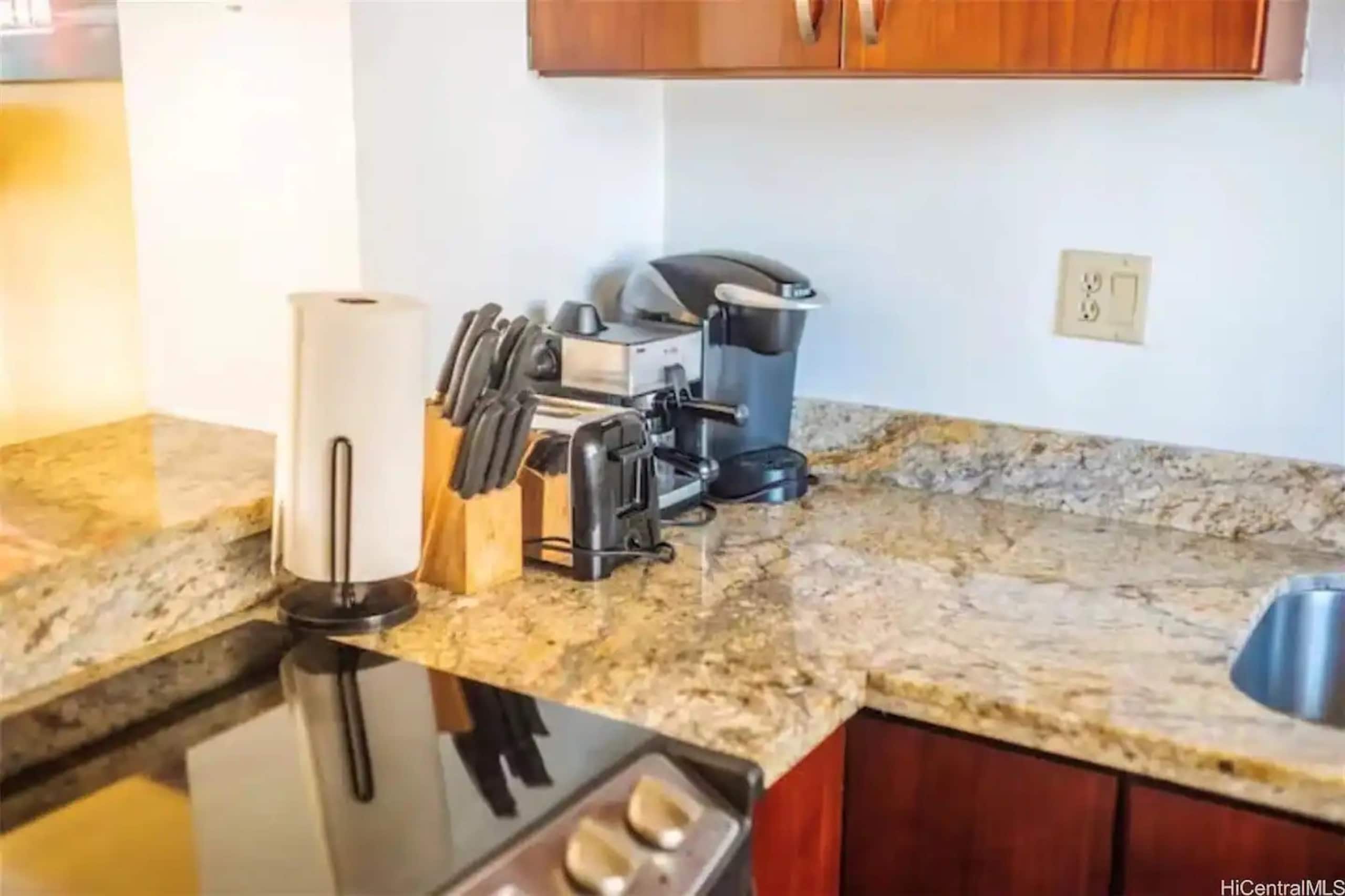 NEW RENO 2 apts fit 12! 2 car parking, pool & more - Image 10