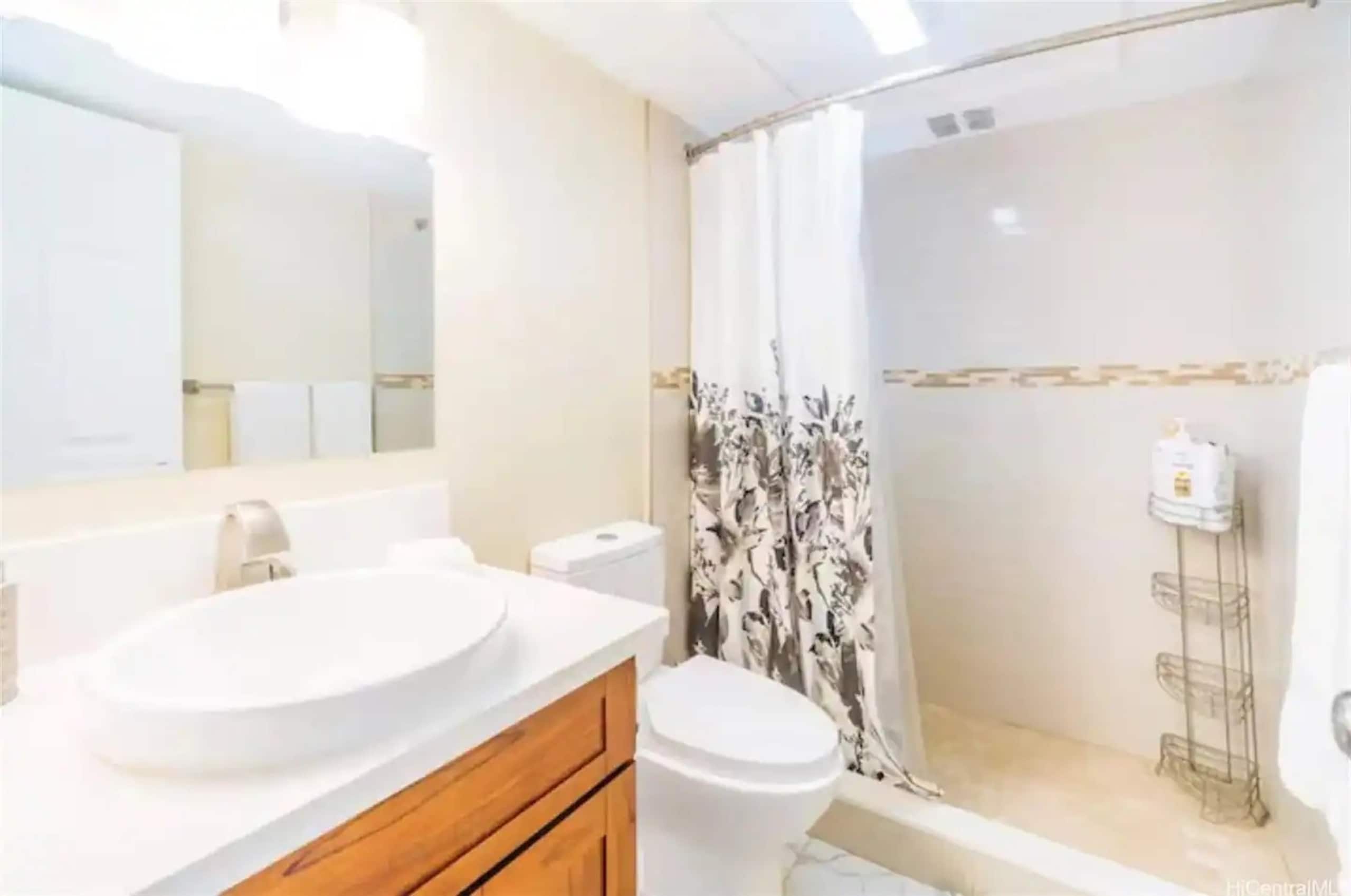 NEW RENO 2 apts fit 12! 2 car parking, pool & more - Image 21
