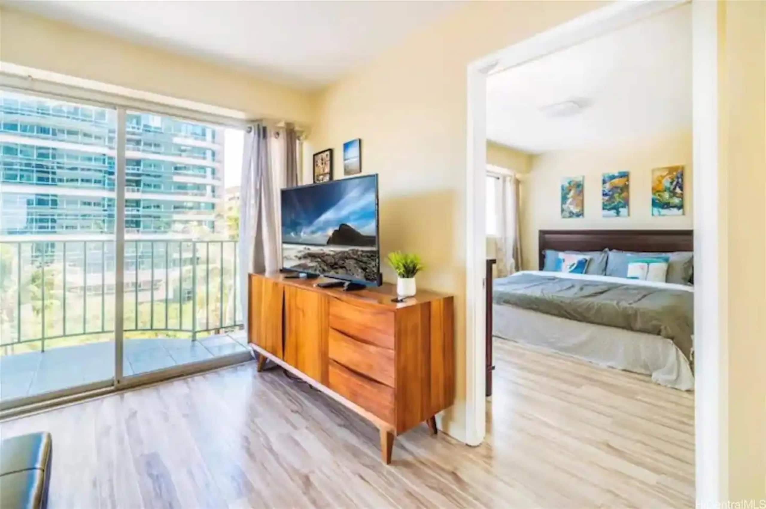 NEW RENO 2 apts fit 12! 2 car parking, pool & more - Image 14