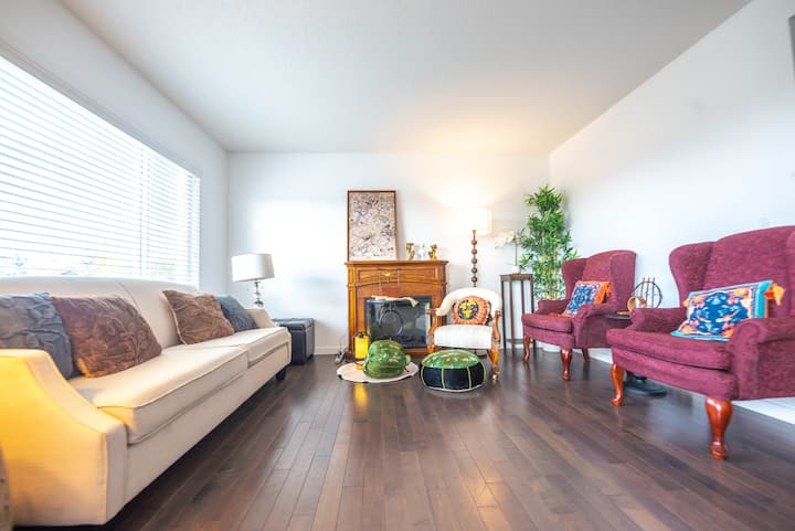 Spacious 4 Bedroom For Family Trip & Hot Tub - Cochrane
