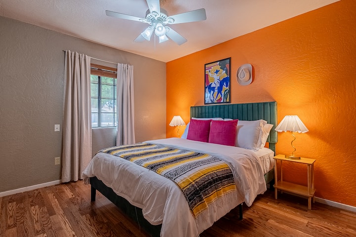Sumérgete en la comodidad de una lujosa cama tamaño queen en este acogedor dormitorio, perfecto para una noche de sueño reparador.
