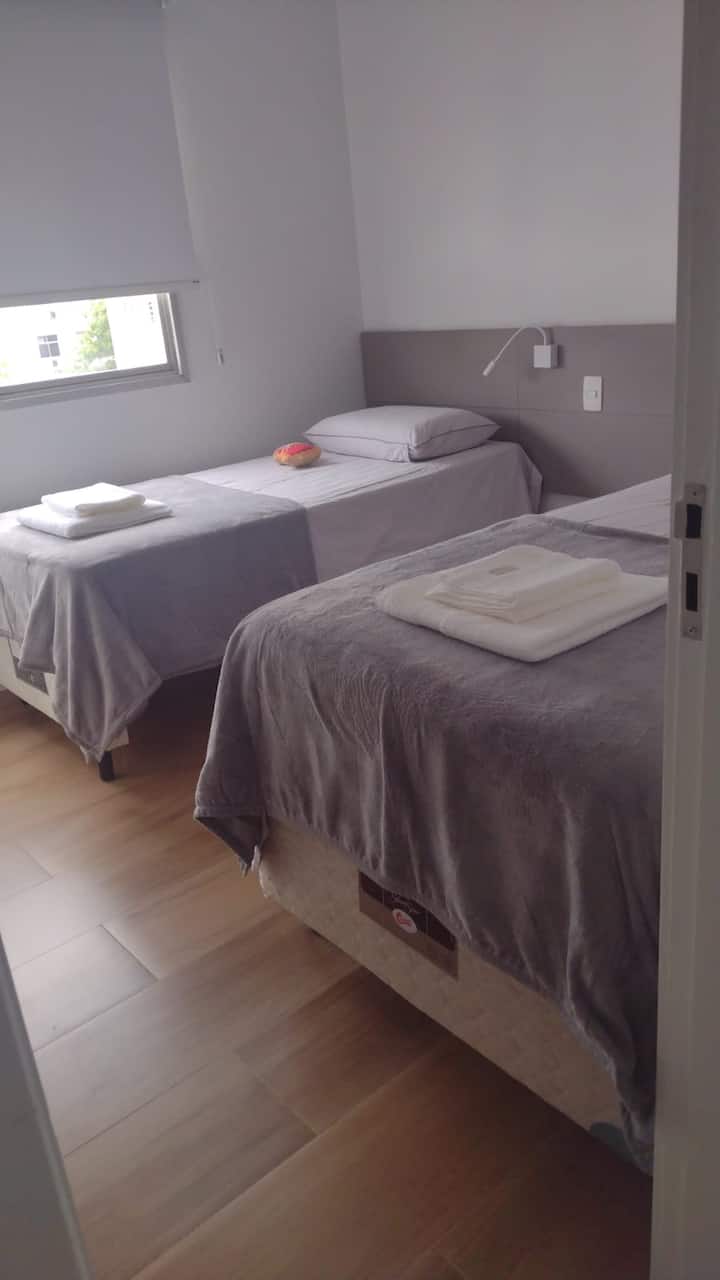 两张舒适的床、带遮光的卷帘、漂亮的灯具。