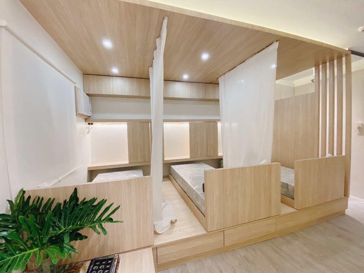 تم تصميم الوحدة مع وضع المرونة في الاعتبار ! يمكن نقل السرير الفردي الأوسط إلى اليسار وتجاور السرير الفردي بجانب النافذة . هذا يخلق سريرًا بحجم كبير مريحًا لشخصين . 