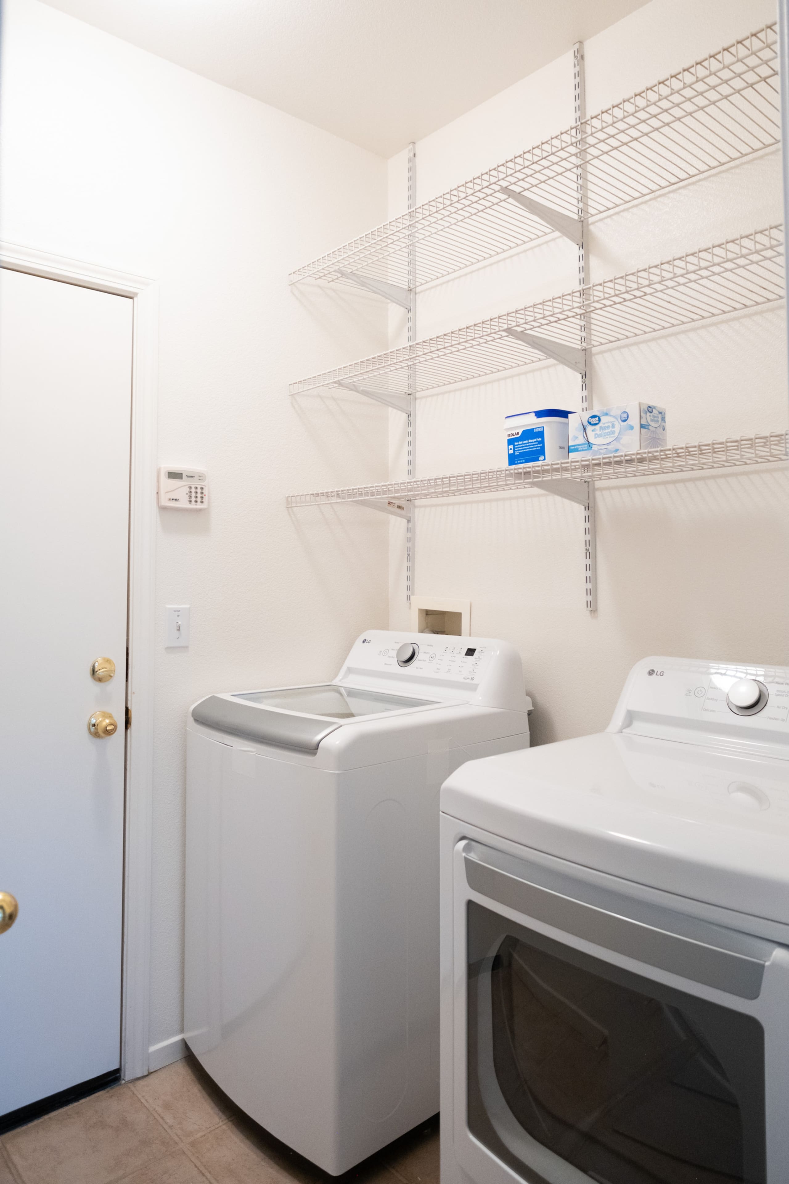 Home in West Sacramento · ★4.96 · 3 bedrooms · 5 beds · 2 private baths - Image 29