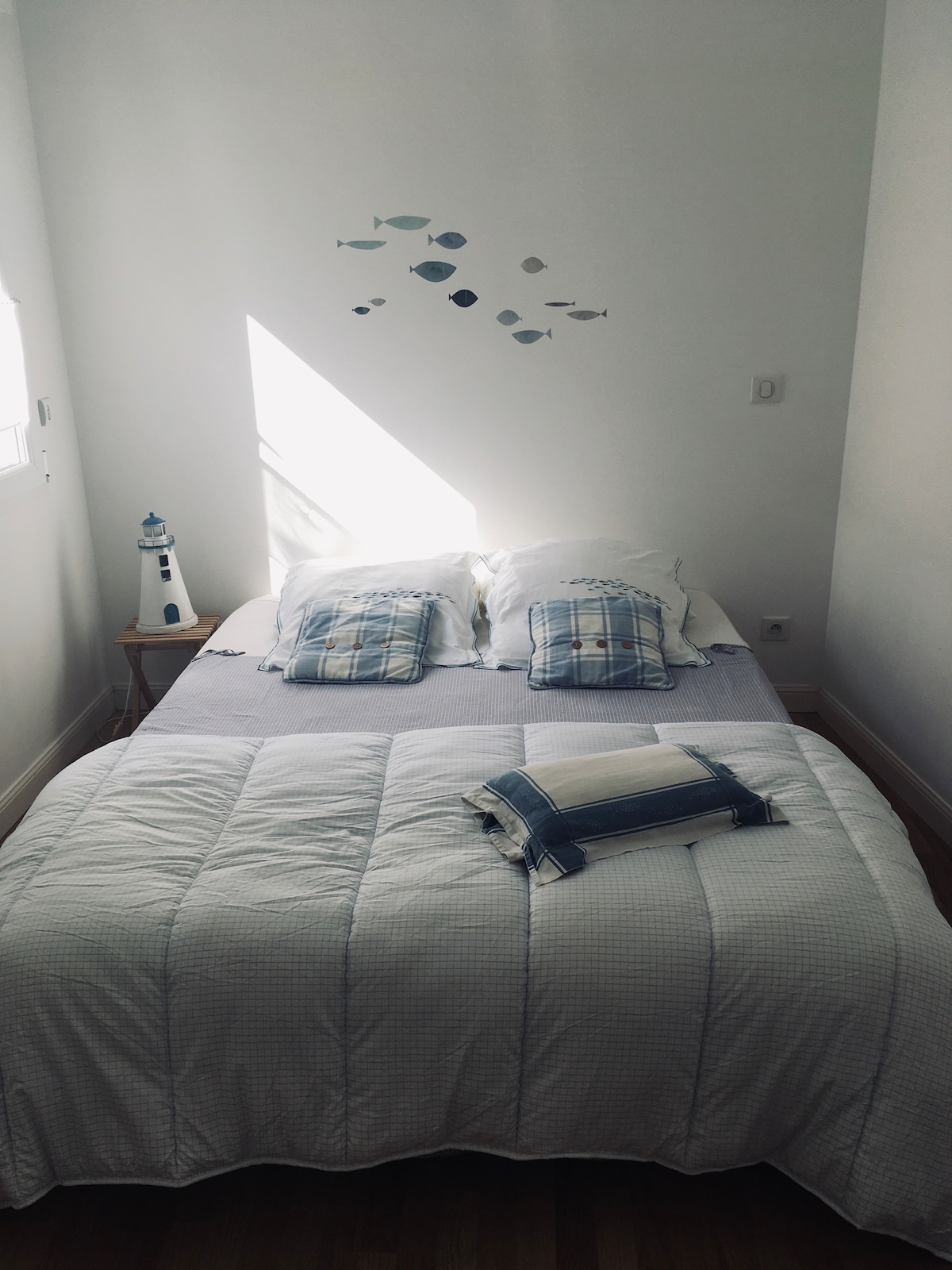 Cama de 160 x 200 cm.
4 almohadas + 1 edredón + manta
No se proporcionan sábanas.