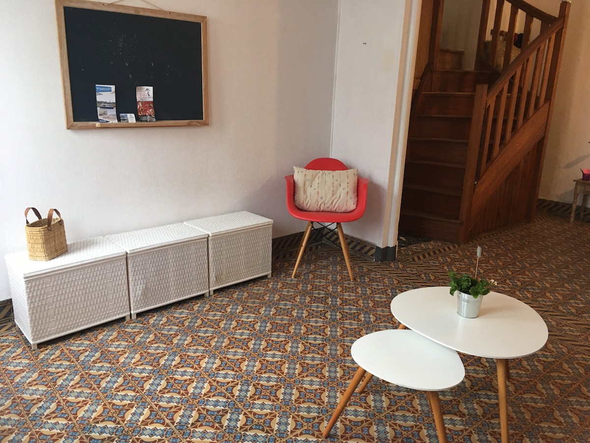 Bandejas con almohadas y edredón para el sofá cama.