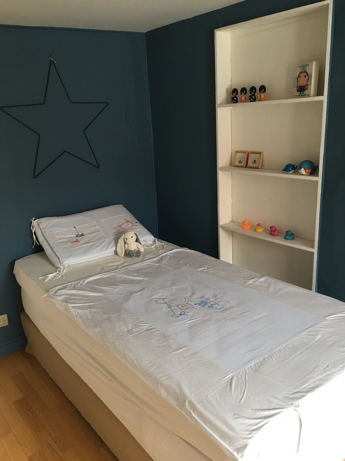 Cama individual de 90 x 190 cm
1 almohada + 1 edredón + 1 manta
Ropa de cama no incluida.