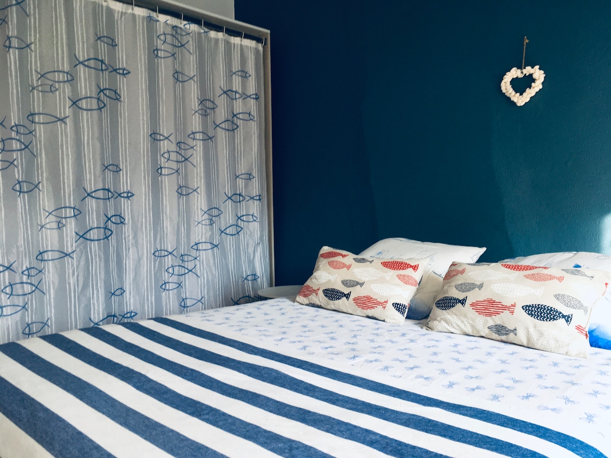 Cama de 140 x 190 cm.
4 almohadas + 1 edredón + 1 manta
Ropa de cama no incluida.
Vestidor