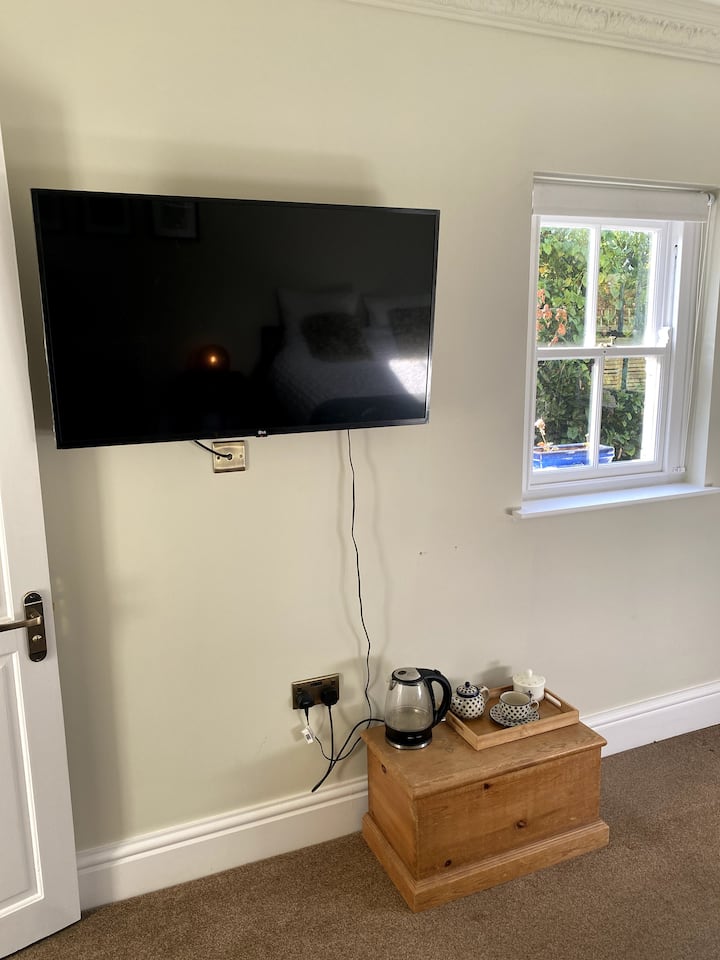 Internet Tv and freeview channels available. 