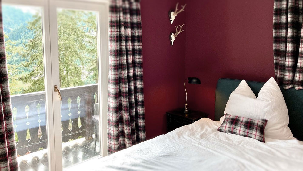 Წითელი საძინებელი ცალკე აივნით სახურავის მაისონეტაში მაქსიმილიანი შალე სოფი და მაქსი