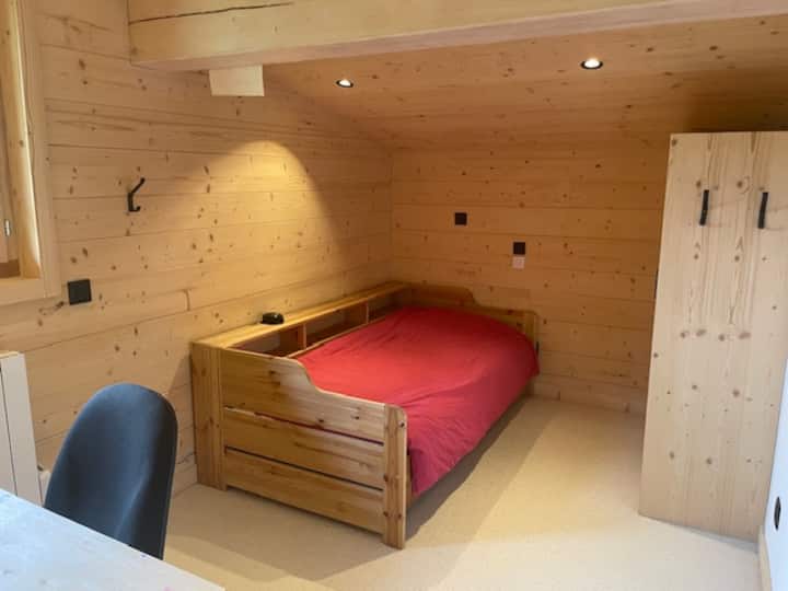 חדר שינה שני למעלה עם מיטת יחיד אחת, שידת לילה ואחסון מובנה קטן. מחסן גדול עם מרחב תלייה וארונות בגדים. 