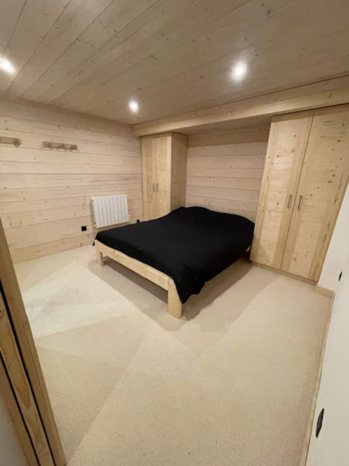 מיטה זוגית בחדר השינה 1m60 עם ארון בגדים כפול וארונות בגדים. 
חדר אמבטיה צמוד. 
כל המצעים מסופקים. 