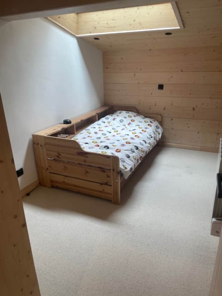 חדר שינה שלישי למעלה עם שולחן כתיבה וכיסא משרדי. מחסן גדול עם מרחב תלייה וארונות בגדים. 