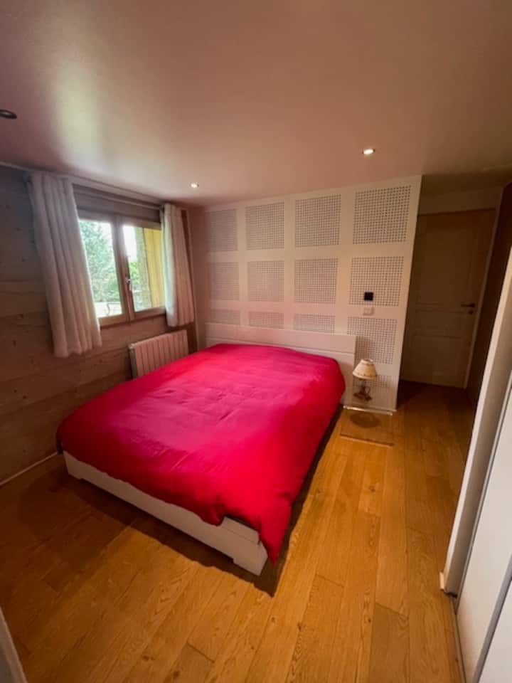 מיטה זוגית בחדר שינה 1M60, נוף להרים, שידת לילה. 
מקום אחסון גדול עם תלייה כפולה וארונות כפולים. 