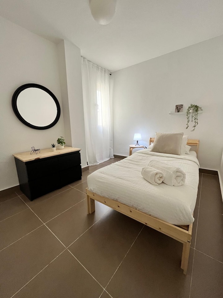 S namontovanou šatníkovou skriňou a oknom smerom von so žalúziou a sieťou proti komárom 