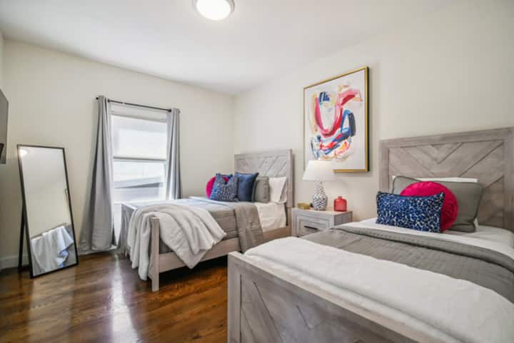 Четврта спална соба:

 - Совршена за семејства или групи, оваа соба има полн кревет и брачен кревет (широк 150-179 см), и двете со раскошна постелнина.
 - Чувајте ги работите лесно достапни во пространиот плакар.
 - Уживајте во забава со 50-инчен телевизор со рамен екран.