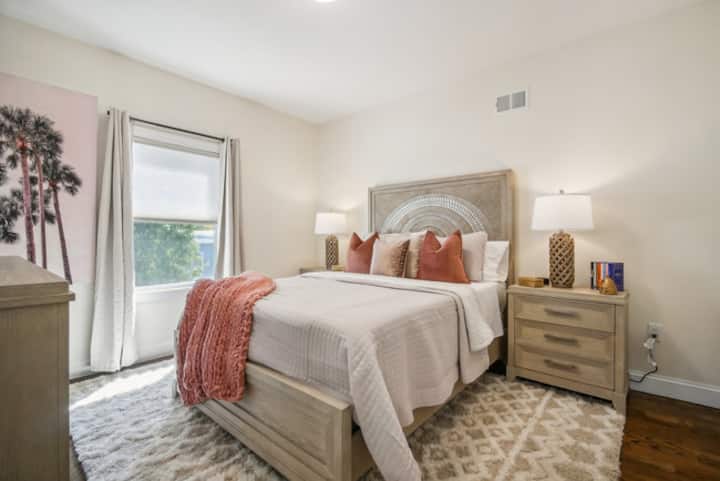 Втора спална соба:

- Оваа соба нуди брачен кревет (широк 150-179 см) со плишана постелнина за мирен сон.
-  Пространиот плакар ја одржува вашата гардероба организирана и лесно достапна.
- Уживајте во забава на 50-инчен телевизор со рамен екран.