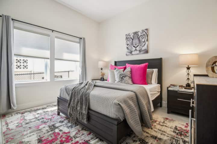 Трета спална соба:
 - Оваа соба нуди брачен кревет (широк 150-179 см) со плишана постелнина за мирен сон.
 - Пространиот гардеробер ја одржува вашата гардероба организирана и лесно достапна.
 - Уживајте во забава на 50-инчен телевизор со рамен екран.
