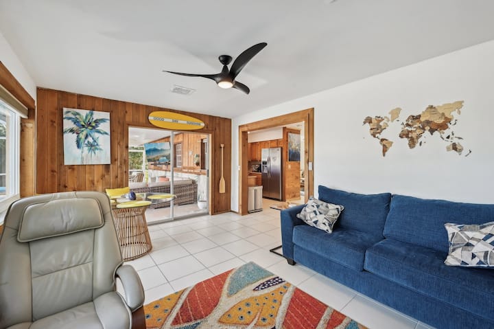 Plavi kauč pretvara se u kauč na razvlačenje.