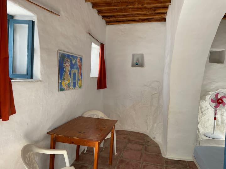 Nižšia spálňa, ktorá sa otvára do tienistej oblasti pod viničom