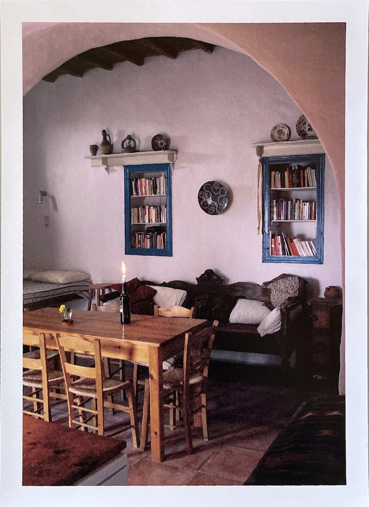 Hlavná izba, pokrytá kamenným oblúkom s jedálenským stolom pre šesť osôb a posteľami v zásuvkách