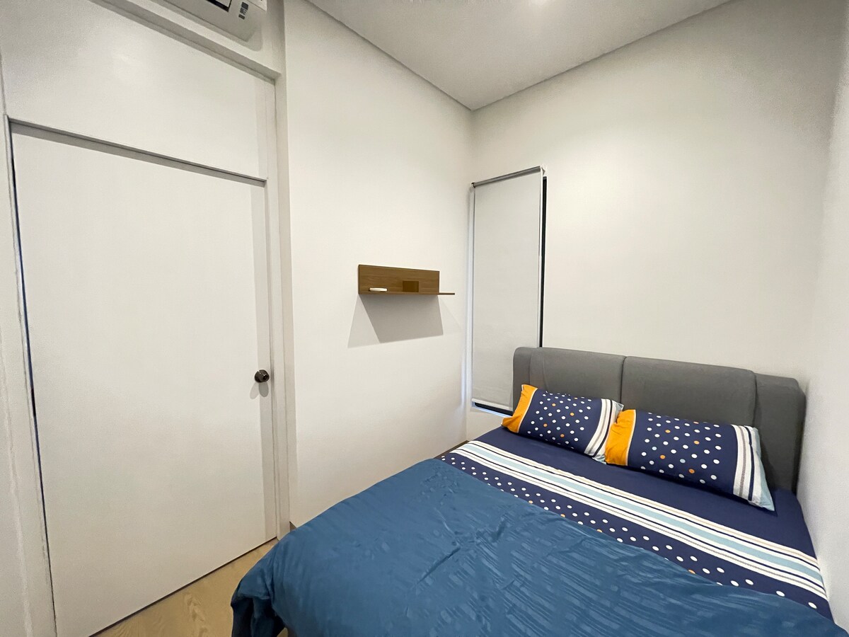 Si tratta di un letto a due piazze che può ospitare 2 adulti di taglia media.