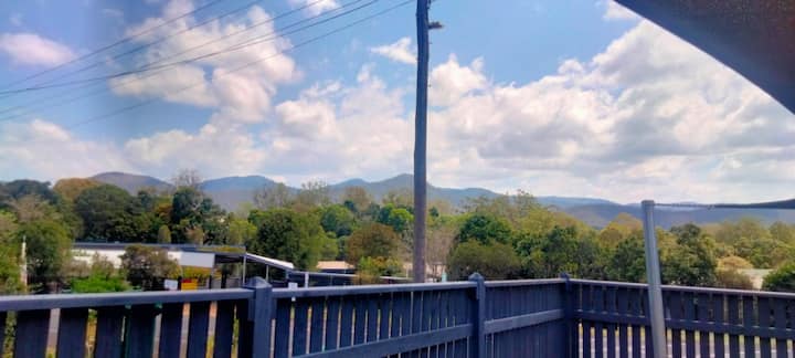 3 Bedroom Home In Atherton - ユンガブッラ