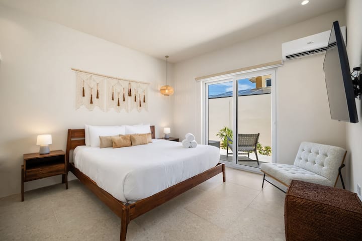 Spálňa s upokojujúcou výzdobou a pokojnou atmosférou je ideálnym miestom na oddych a načerpanie nových síl.