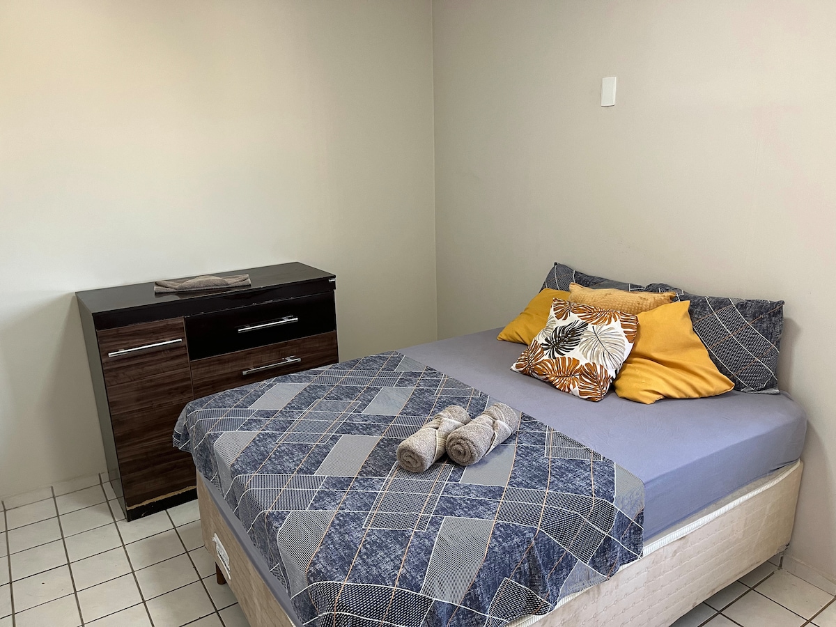 Habitación con cama doble y aire acondicionado.