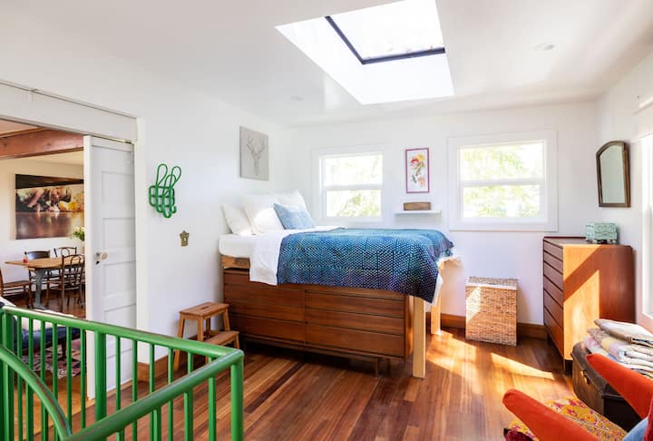 Dormitorio de arriba con reliquias de muebles de mediados de siglo y vistas del cañón